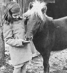 A visit to the neighbor's pony "Prince" is always a thrill for our daughter Elisabeth.